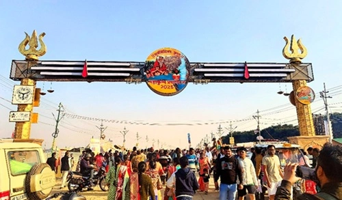 Devotees walk through the symbolic Mahadwar gate
